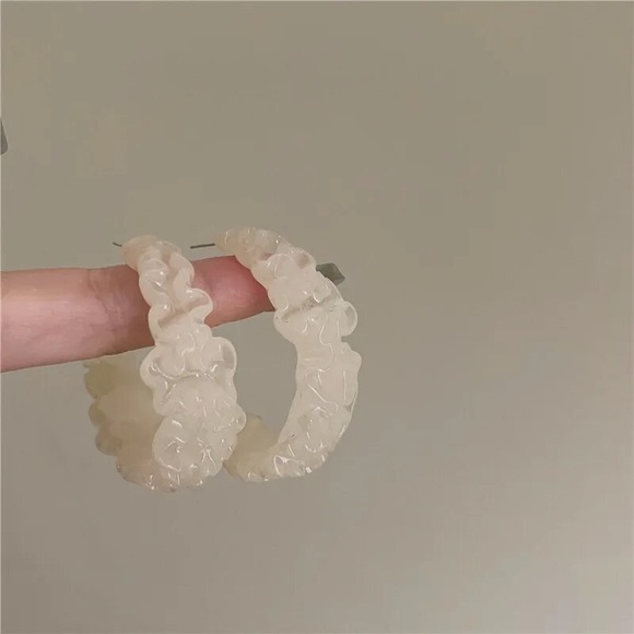 Frost Bloom: Milky White C-Sculpt Elegance - Picture 4 of 7